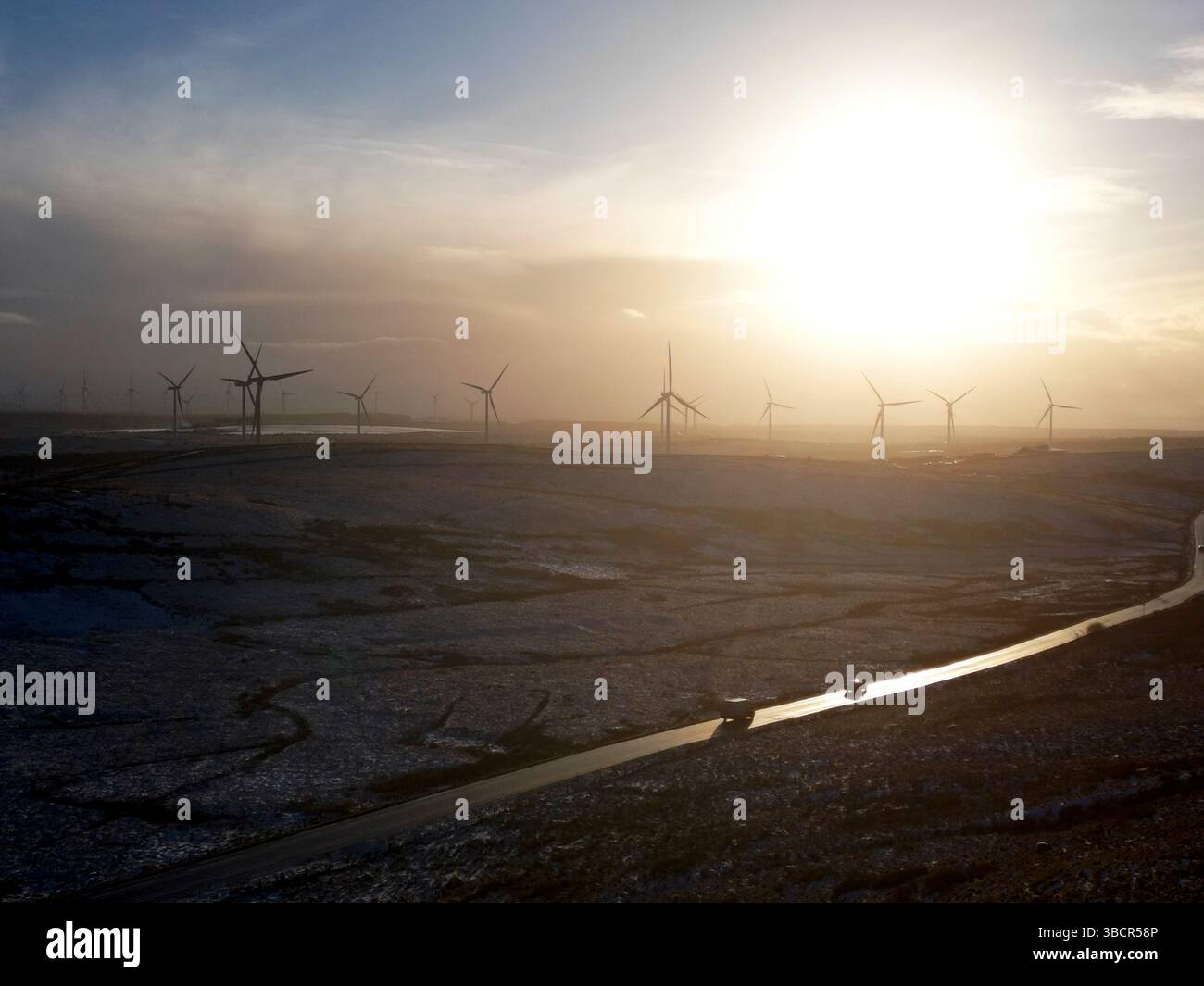 Whitelee Wind Farm in Scozia, il più grande parco eolico onshore del Regno Unito, che produce energia rinnovabile in un ambiente invernale nebbioso Foto Stock