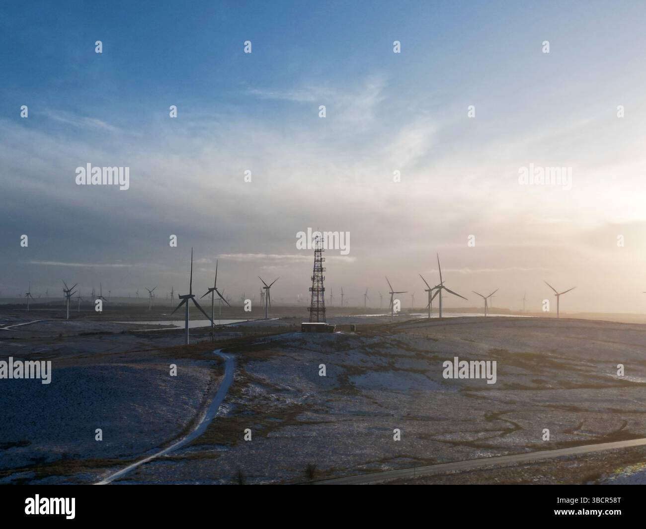 Whitelee Wind Farm in Scozia, il più grande parco eolico onshore del Regno Unito, che produce energia rinnovabile in un ambiente invernale nebbioso Foto Stock