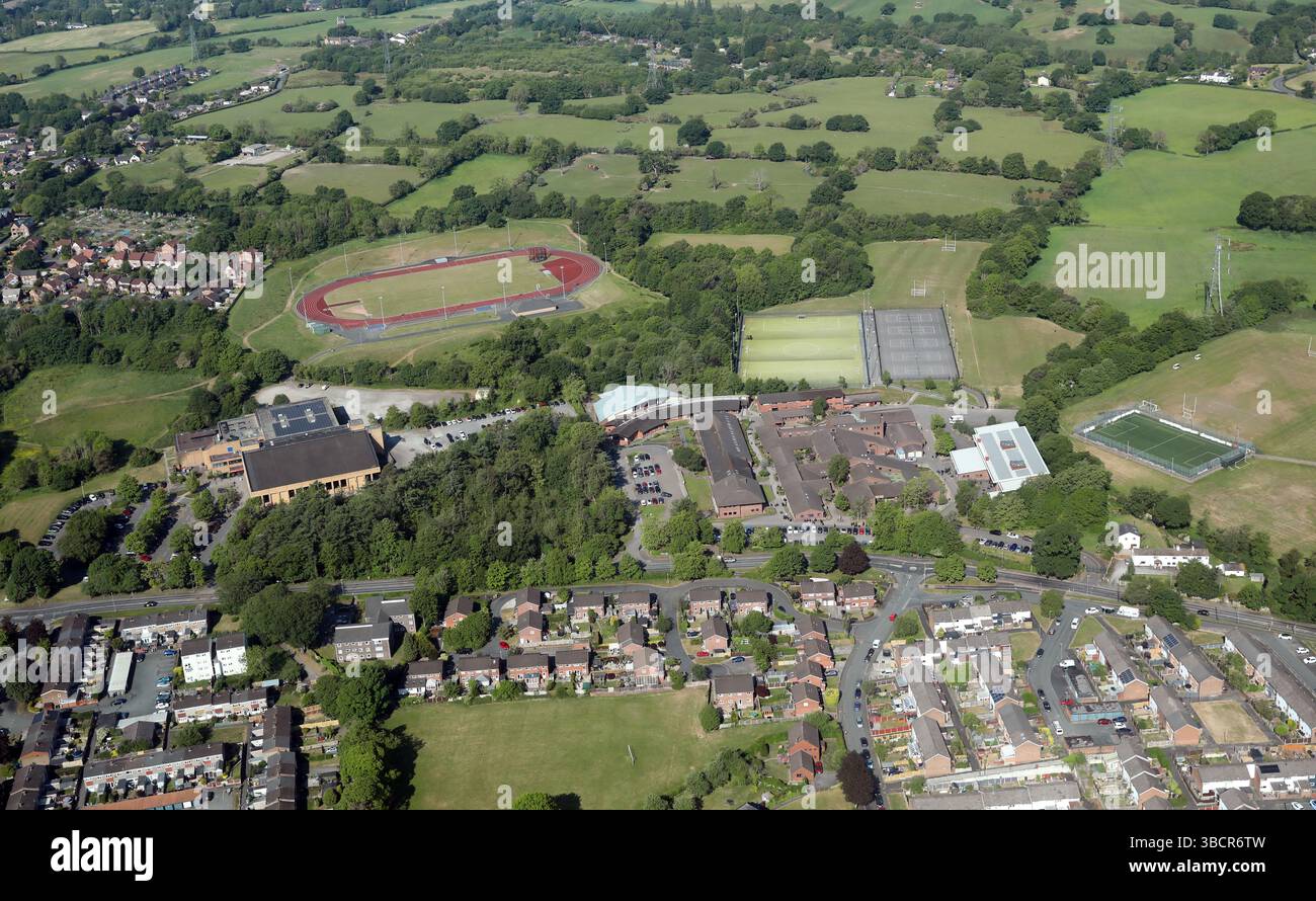 Vista aerea della scuola secondaria Fallibroome Academy, del centro ricreativo di Macclesfield e della pista da corsa, Cheshire Foto Stock