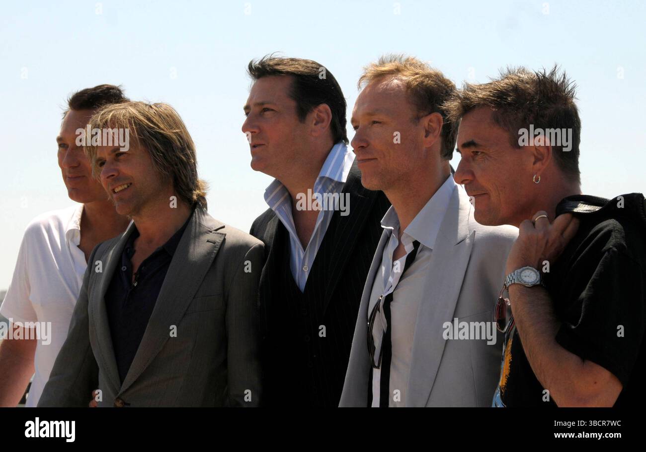 Martin Kemp, Steve Norman, Tony Hadley, Gary Kemp e John Keeble dello Spandau Ballet durante una fotochiamata tenutasi a Carlton Beach durante il 62° Festival annuale di Cannes in Francia - 19 maggio 2009 Foto Stock