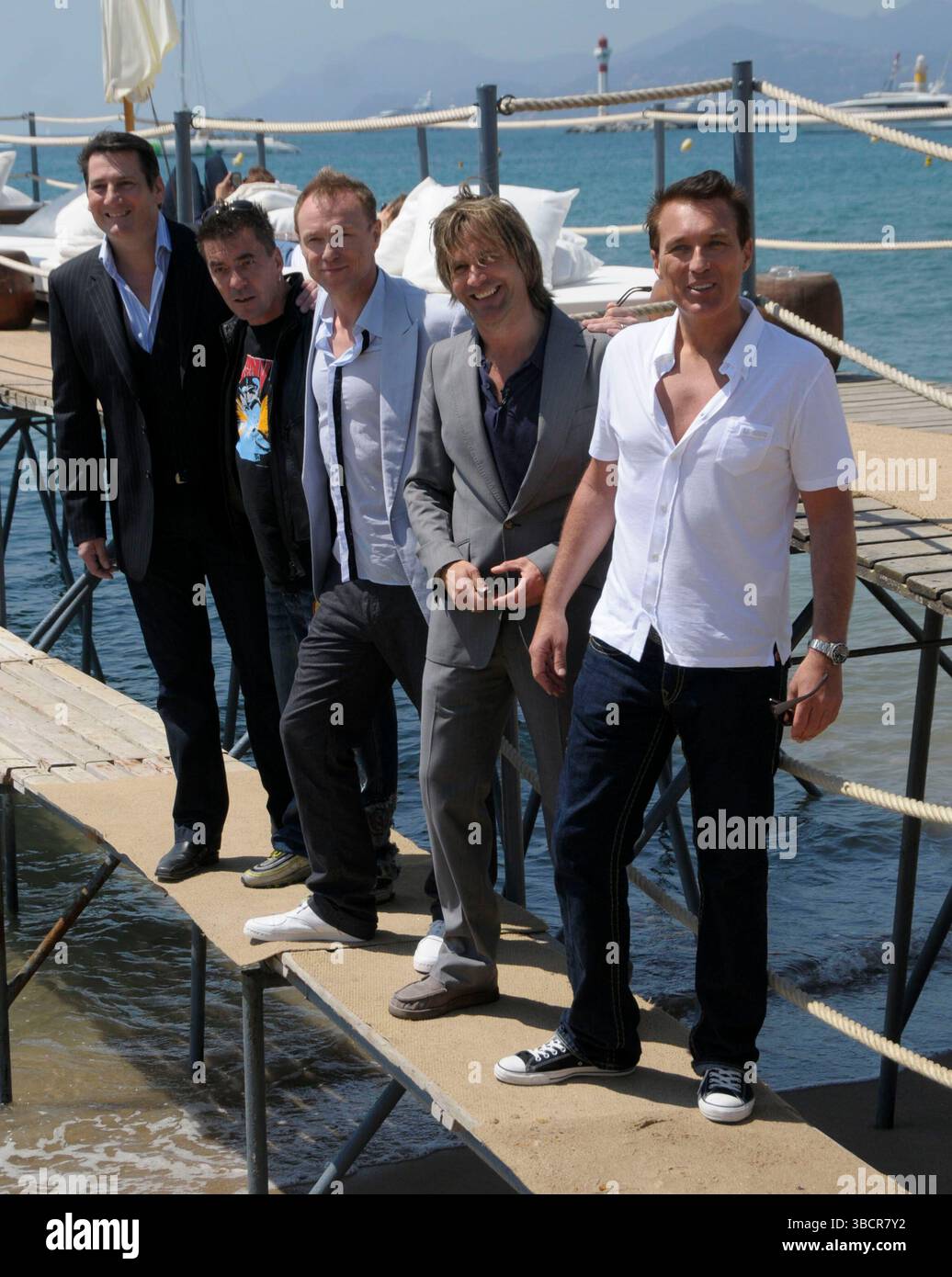 Tony Hadley, John Keeble, Gary Kemp, Steve Norman e Martin Kemp dello Spandau Ballet durante una fotochiamata tenutasi a Carlton Beach durante il 62° Festival annuale di Cannes in Francia - 19 maggio 2009 Foto Stock