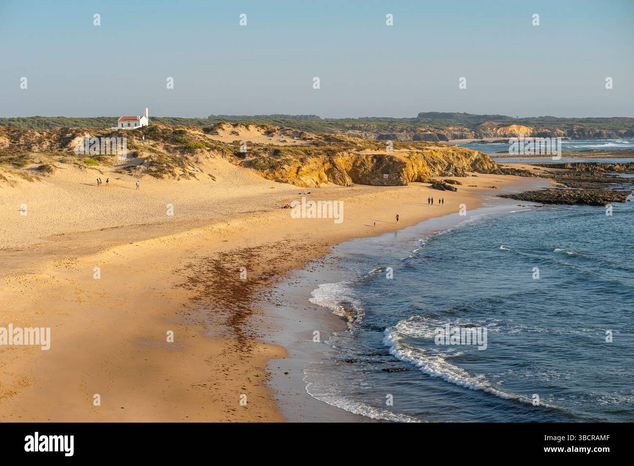 Splendida vista panoramica di Vila Nova de Milfontes a Odemira, Portogallo Foto Stock