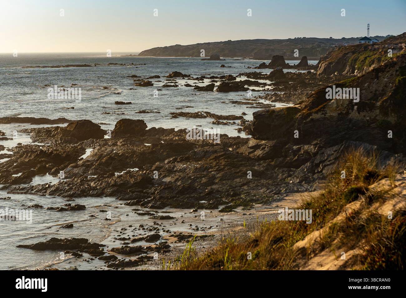 Splendida vista panoramica di Vila Nova de Milfontes a Odemira, Portogallo Foto Stock