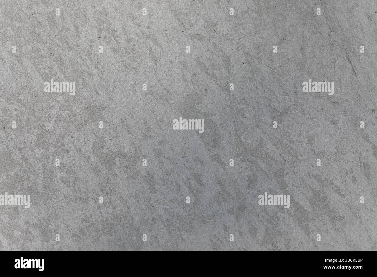 Superficie in cemento grigio ruvido con macchie e texture naturali, ideale per sfondi, temi di costruzione o mockup architettonici. Foto Stock
