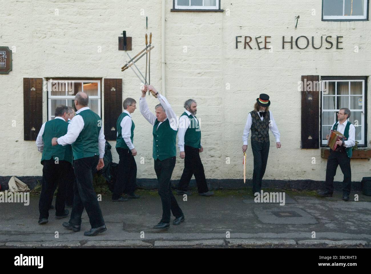 Highside Longsword Sword Dance, tradizionalmente eseguita il giorno di Santo Stefano. Kirkby Malzeard, North Yorkshire Regno Unito. 26 dicembre 2008 2000s UK HOMER SYKES Foto Stock