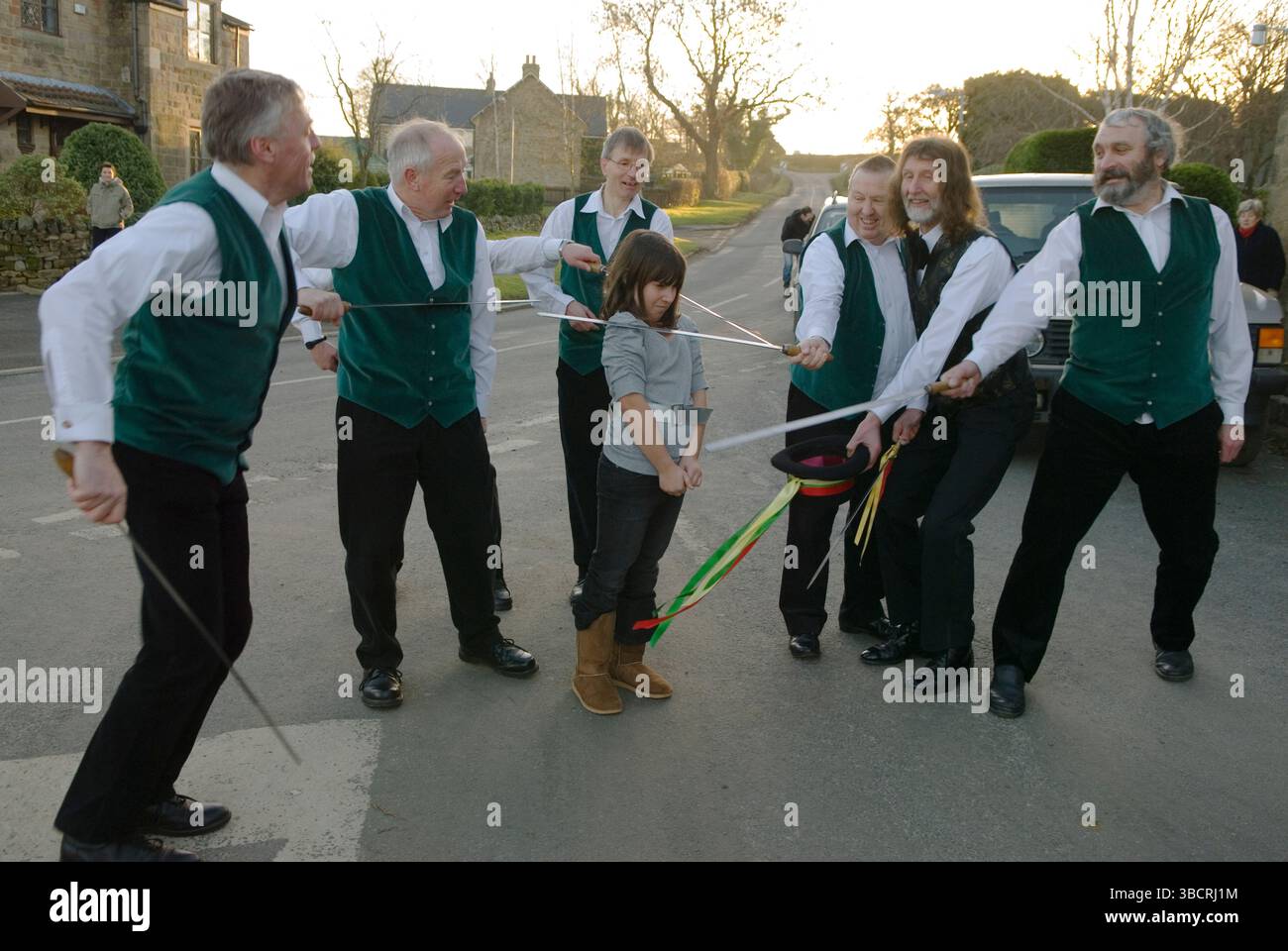 Decapitazione rituale pagana. Il folklore inglese, il gruppo di danza della spada Longsword, si esibisce nelle loro danze Long Sword il giorno di Santo Stefano - il 26 dicembre. Alla fine della danza tradizionale e come parte del rituale di danza viene decapitata una giovane vergine femminile. Kirkby Malzeard, North Yorkshire Regno Unito. 26 dicembre 2008 2000s UK HOMER SYKES Foto Stock
