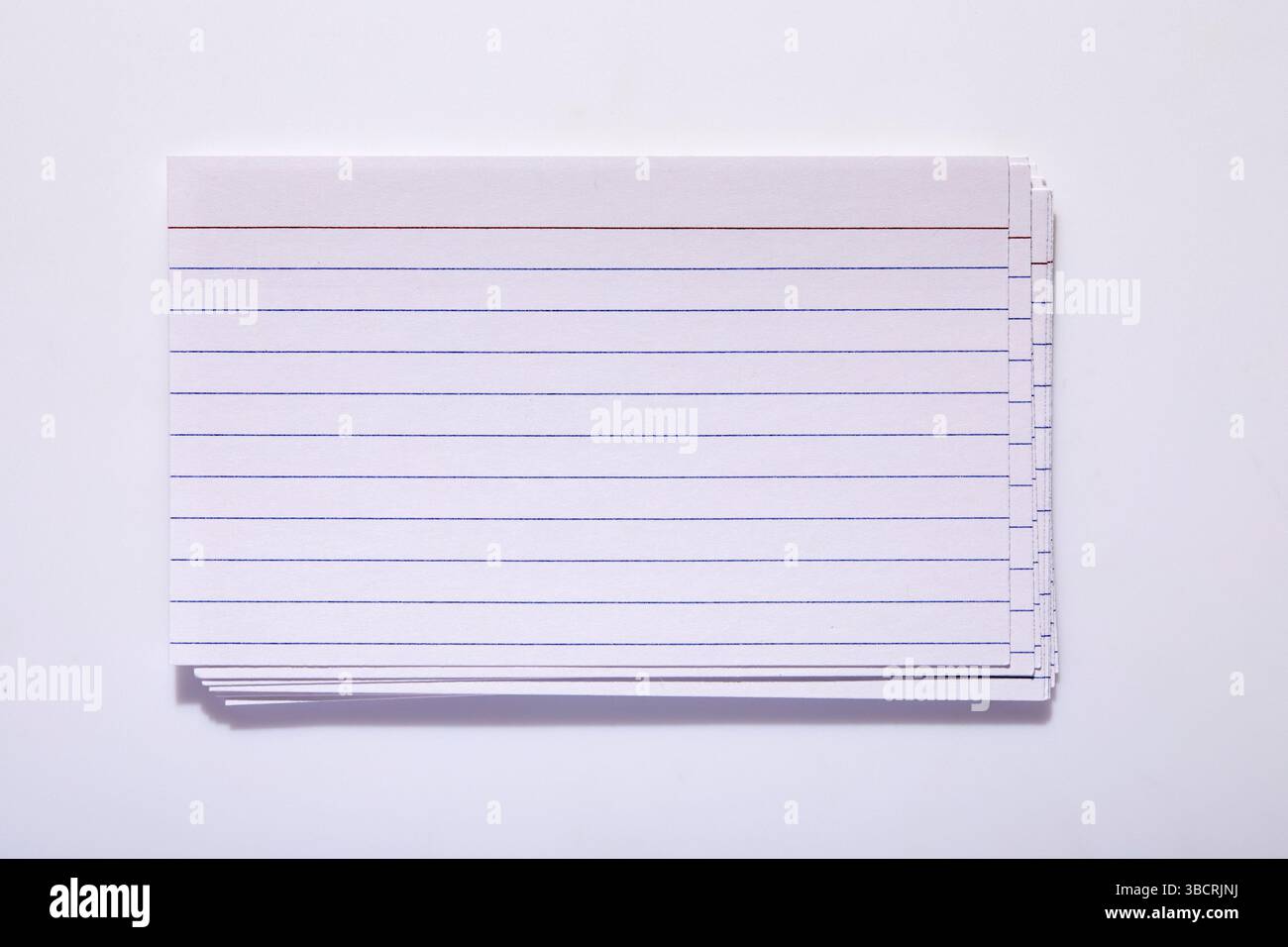 Foto in studio di una pila di schede su sfondo bianco Foto Stock