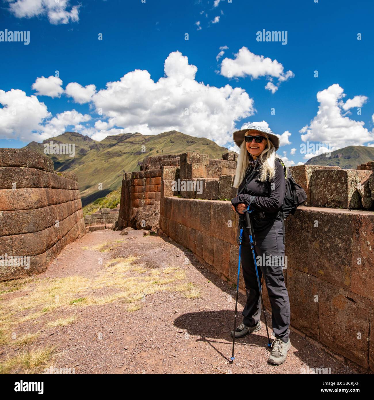 Ritratto di donna sorridente tra le rovine inca Foto Stock