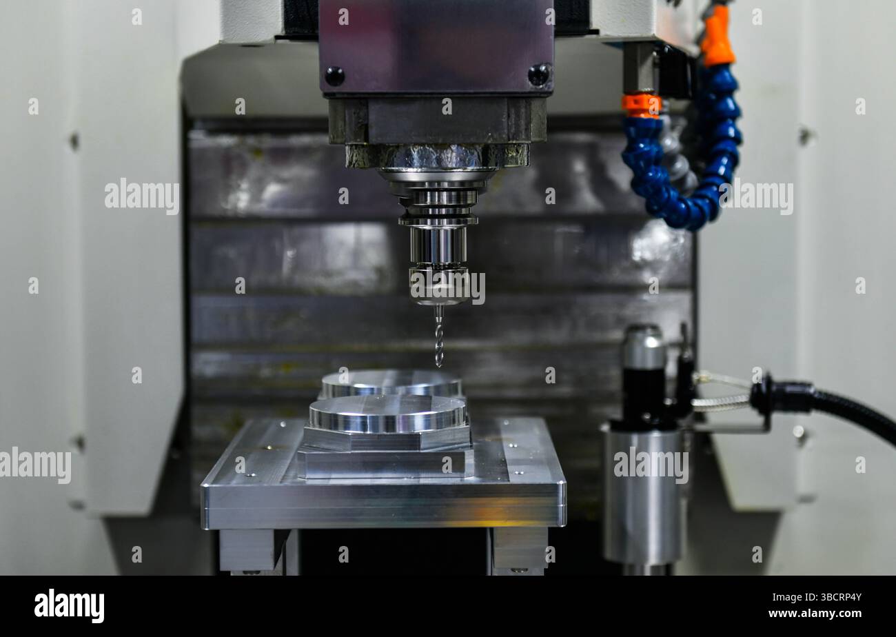 Fresatrice per tornio CNC con taglio ad alta precisione della parte metallica , la produzione di componenti ad alta tecnologia Foto Stock