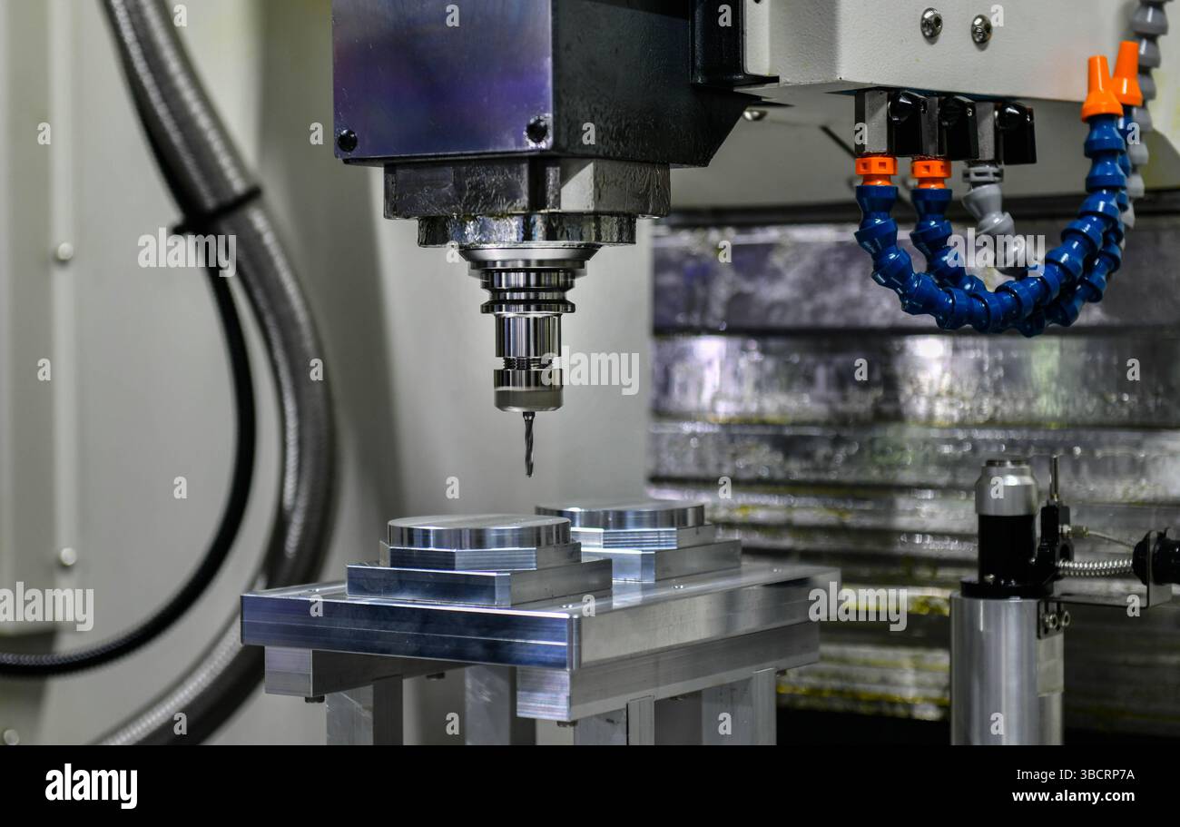 Fresatrice per tornio CNC con taglio ad alta precisione della parte metallica , la produzione di componenti ad alta tecnologia Foto Stock
