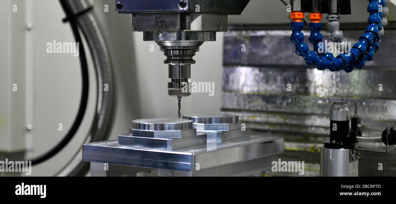 Fresatrice per tornio CNC con taglio ad alta precisione della parte metallica , la produzione di componenti ad alta tecnologia Foto Stock