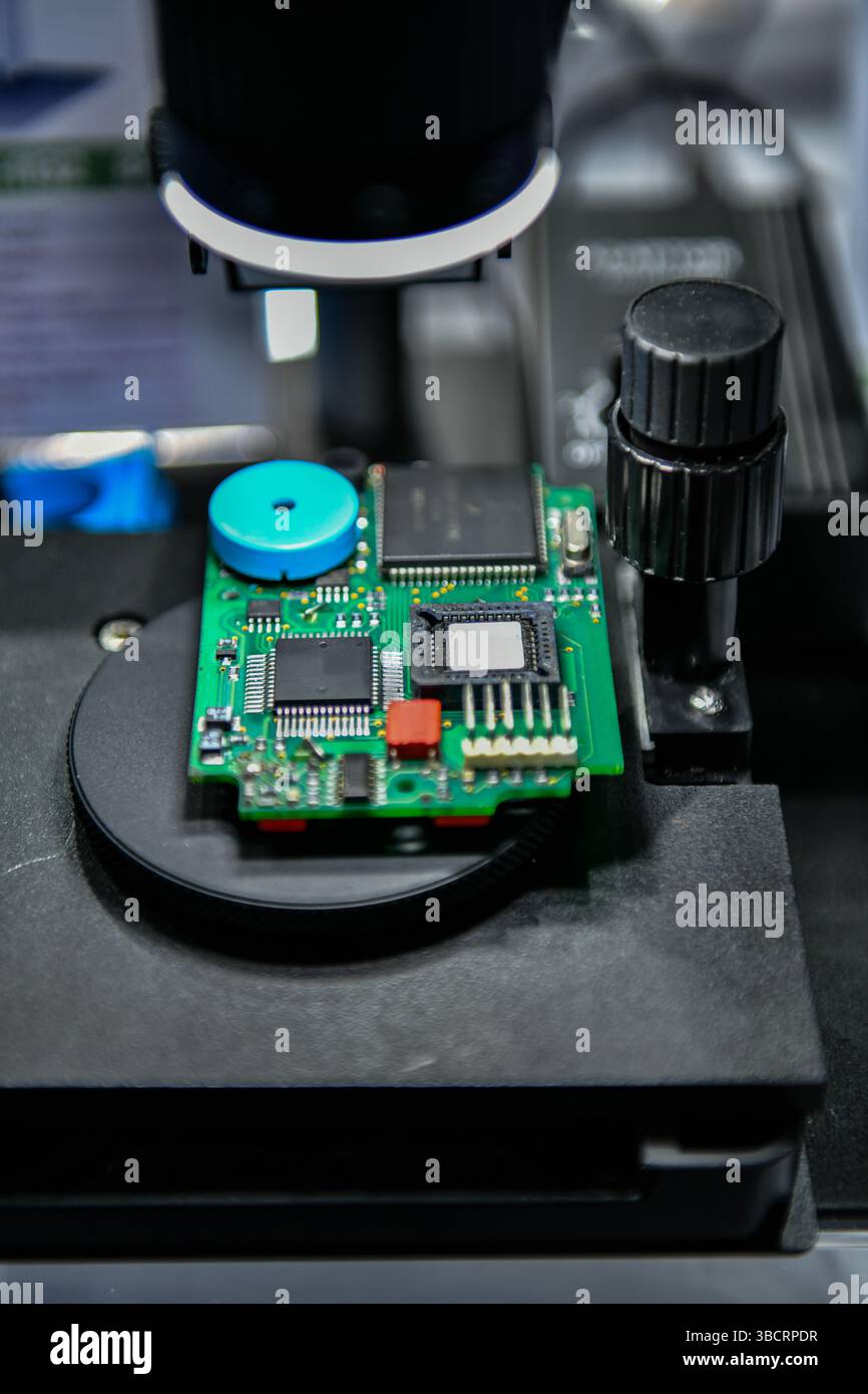 Sistema di ispezione digitale al microscopio per controllare la qualità delle schede elettroniche a circuito stampato messa a fuoco selettiva in fabbrica Foto Stock