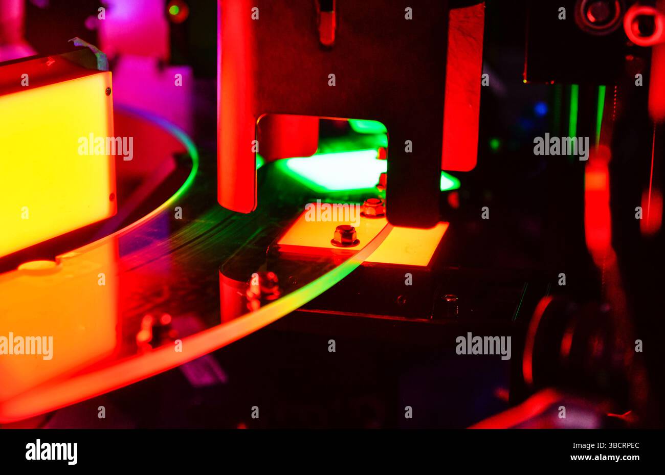 Controllo di alta qualità nella produzione di una macchina di smistamento ottica per dadi di fissaggio nella linea di prodotti Foto Stock