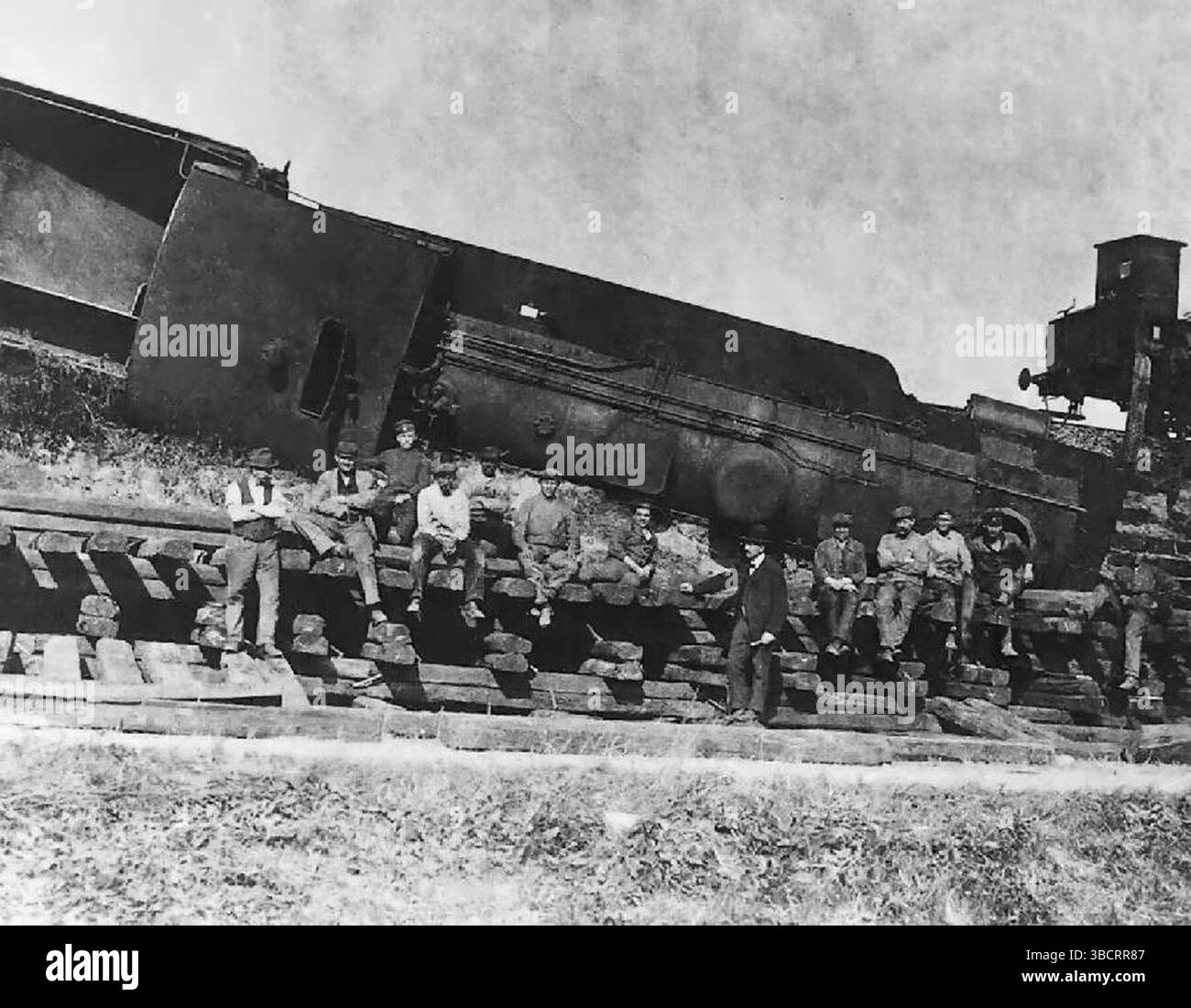 Treno deragliato dagli insorti vicino a Kędzierzyn. Le rivolte della Slesia furono una serie di tre rivolte che si svolsero dall'agosto 1919 al luglio 1921 nell'alta Slesia, che all'epoca faceva parte della Repubblica di Weimar. I ribelli polacchi e slesiani, che volevano che l'area facesse parte della Polonia, combatterono la polizia tedesca e le forze paramilitari che cercavano di mantenere l'area parte della Germania. A seguito del conflitto, l'area fu divisa tra i due paesi. Foto Stock