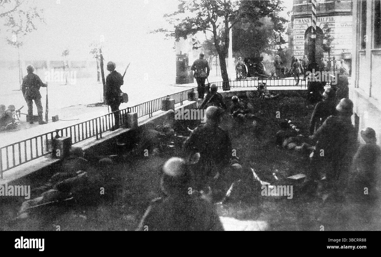Soldati tedeschi che combattevano con gli insorti polacchi durante la prima rivolta slesiana a Myslowitz, Slesia nel 1919. Le rivolte della Slesia furono una serie di tre rivolte che si svolsero dall'agosto 1919 al luglio 1921 nell'alta Slesia, che all'epoca faceva parte della Repubblica di Weimar. I ribelli polacchi e slesiani, che volevano che l'area facesse parte della Polonia, combatterono la polizia tedesca e le forze paramilitari che cercavano di mantenere l'area parte della Germania. A seguito del conflitto, l'area fu divisa tra i due paesi. Foto Stock