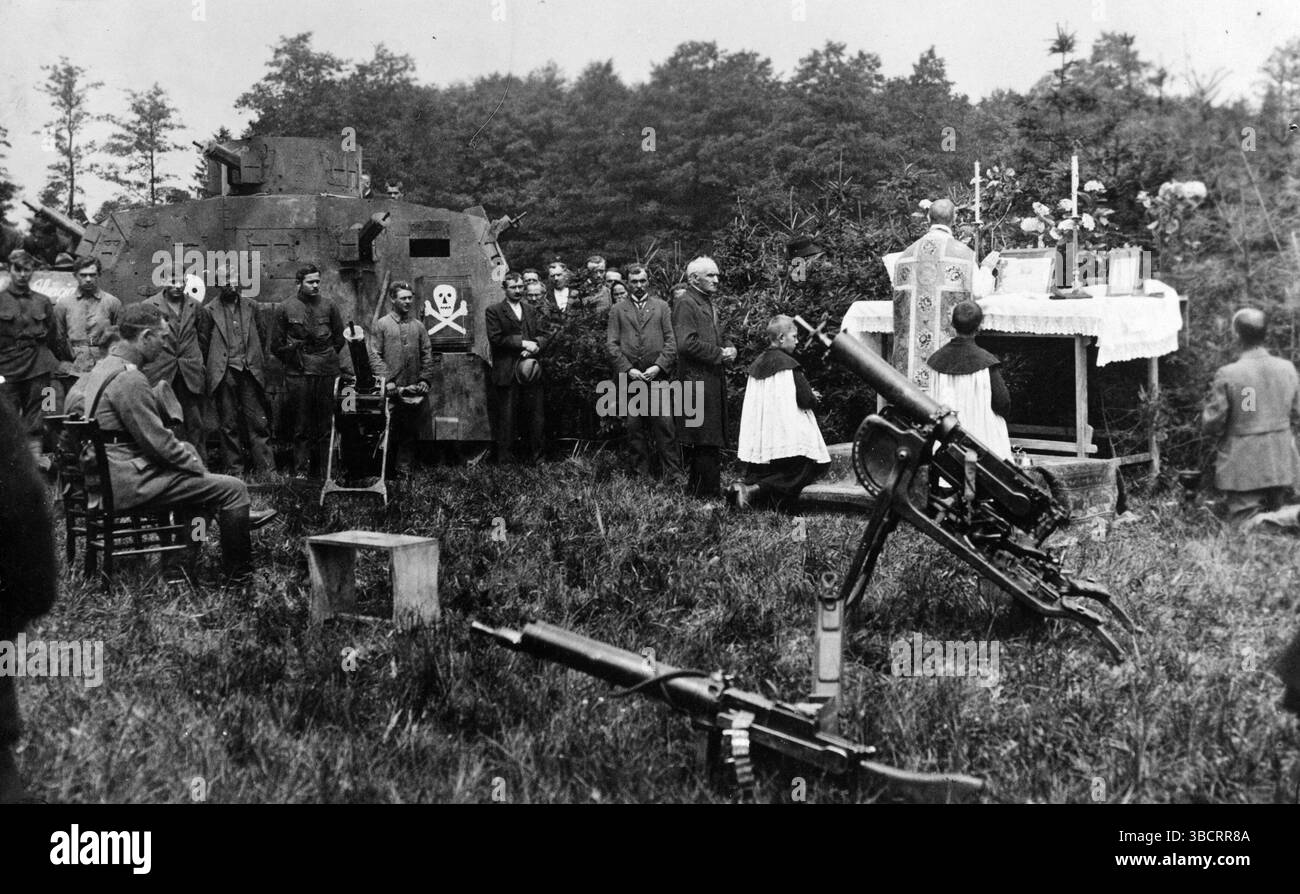 Una suddivisione insurrezionale a Rybnik durante la terza rivolta della Slesia . Le rivolte della Slesia furono una serie di tre rivolte che si svolsero dall'agosto 1919 al luglio 1921 nell'alta Slesia, che all'epoca faceva parte della Repubblica di Weimar. I ribelli polacchi e slesiani, che volevano che l'area facesse parte della Polonia, combatterono la polizia tedesca e le forze paramilitari che cercavano di mantenere l'area parte della Germania. A seguito del conflitto, l'area fu divisa tra i due paesi. Foto Stock