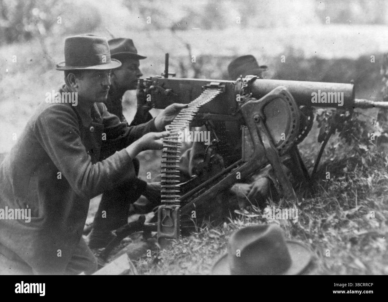 Una mitragliatrice pesante ribelle Maxim su una base per slitta in azione sul fiume Oder durante la seconda rivolta della Slesia. Le rivolte della Slesia furono una serie di tre rivolte dall'agosto 1919 al luglio 1921 nell'alta Slesia, che all'epoca faceva parte della Repubblica di Weimar. I ribelli polacchi e slesiani, che volevano che l'area facesse parte della Polonia, combatterono la polizia tedesca e le forze paramilitari che cercavano di mantenere l'area parte della Germania. A seguito del conflitto, l'area fu divisa tra i due paesi. Foto Stock