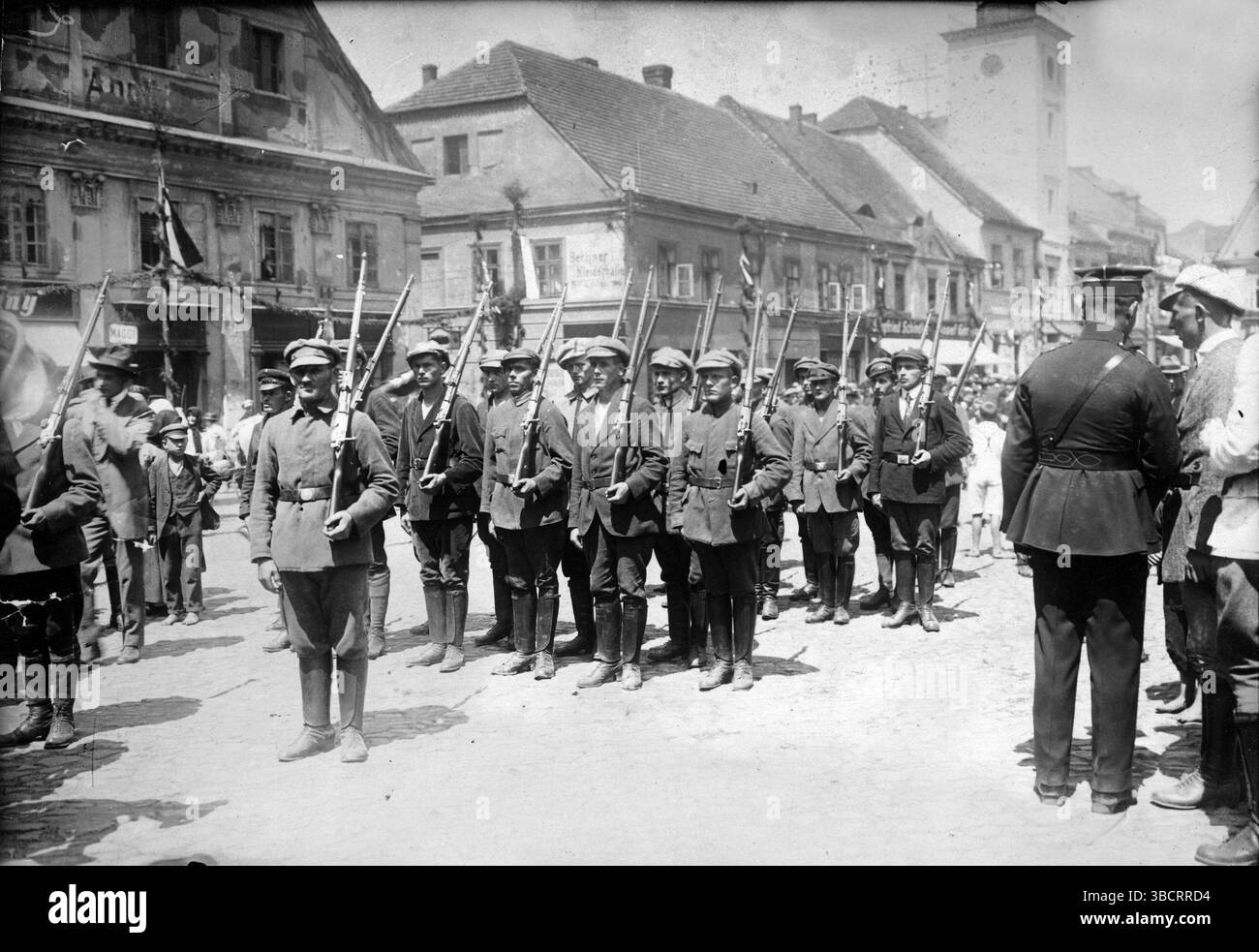 Una suddivisione insurrezionale a Rybnik durante la terza rivolta della Slesia . Le rivolte della Slesia furono una serie di tre rivolte che si svolsero dall'agosto 1919 al luglio 1921 nell'alta Slesia, che all'epoca faceva parte della Repubblica di Weimar. I ribelli polacchi e slesiani, che volevano che l'area facesse parte della Polonia, combatterono la polizia tedesca e le forze paramilitari che cercavano di mantenere l'area parte della Germania. A seguito del conflitto, l'area fu divisa tra i due paesi. Foto Stock