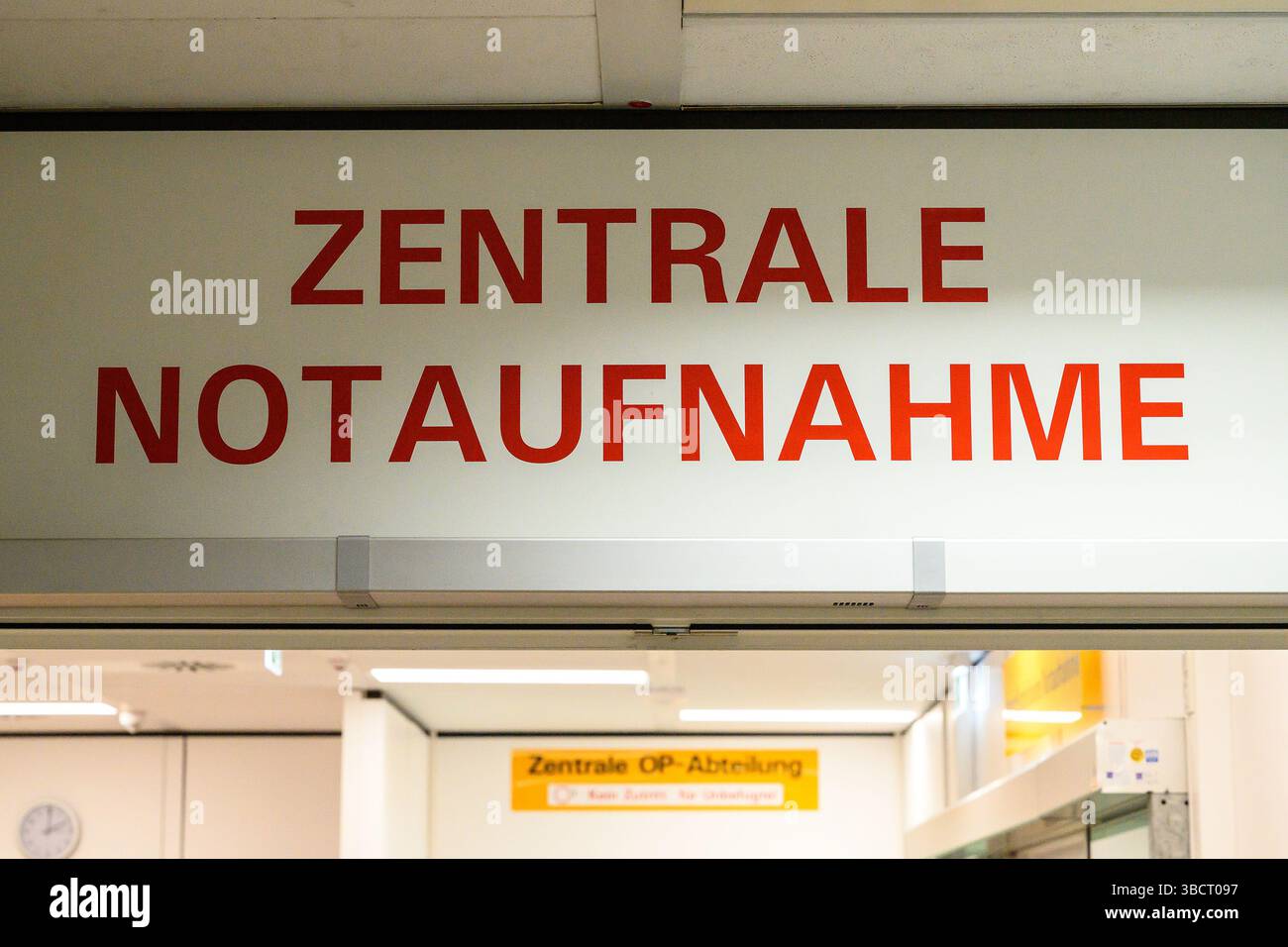 ILLUSTRAZIONE - 21 maggio 2025, bassa Sassonia, Göttingen: Vista dell'ingresso al "Dipartimento centrale di emergenza" del Centro medico Universitario Göttingen (UMG). L'immagine simbolica è associata ad un progetto pilota per la cura di pazienti anziani di emergenza da parte di piloti volontari di emergenza. L'obiettivo è prevenire la confusione acuta nei pazienti a rischio di demenza e quindi migliorare le possibilità di guarigione. Il progetto è in esecuzione dall'aprile 2024 ed è stato testato anche presso il Charité Berlin e l'ospedale universitario di Mannheim. Foto: Swen Pförtner/dpa Foto Stock