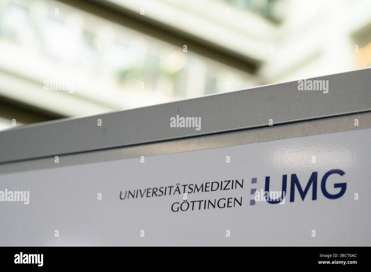 ILLUSTRAZIONE - 21 maggio 2025, bassa Sassonia, Göttingen: Vista del cartello "University Medical Center Göttingen (UMG)". L'immagine simbolica è associata ad un progetto pilota per la cura di pazienti anziani di emergenza da parte di piloti volontari di emergenza. Lo scopo del programma è prevenire la confusione acuta nei pazienti a rischio di demenza e quindi migliorare le possibilità di guarigione. Il progetto è in esecuzione dall'aprile 2024 ed è stato testato anche presso il Charité Berlin e l'ospedale universitario di Mannheim. Foto: Swen Pförtner/dpa Foto Stock