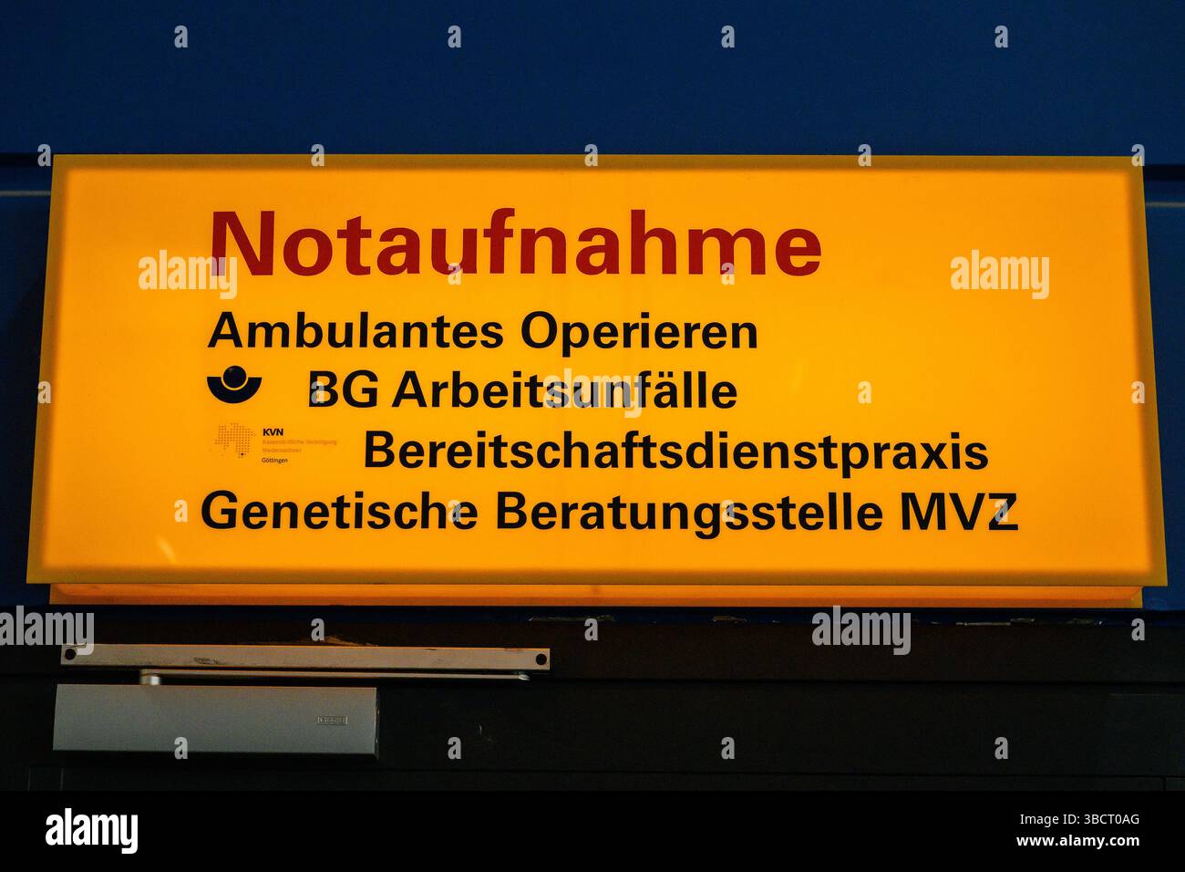 ILLUSTRAZIONE - 21 maggio 2025, bassa Sassonia, Göttingen: Vista del cartello "pronto soccorso" presso il Centro medico universitario di Göttingen (UMG). L'immagine simbolica è associata ad un progetto pilota per la cura di pazienti anziani di emergenza da parte di piloti volontari di emergenza. Lo scopo del programma è prevenire la confusione acuta nei pazienti a rischio di demenza e quindi migliorare le possibilità di guarigione. Il progetto è in esecuzione dall'aprile 2024 ed è stato testato anche presso il Charité Berlin e l'ospedale universitario di Mannheim. Foto: Swen Pförtner/dpa Foto Stock