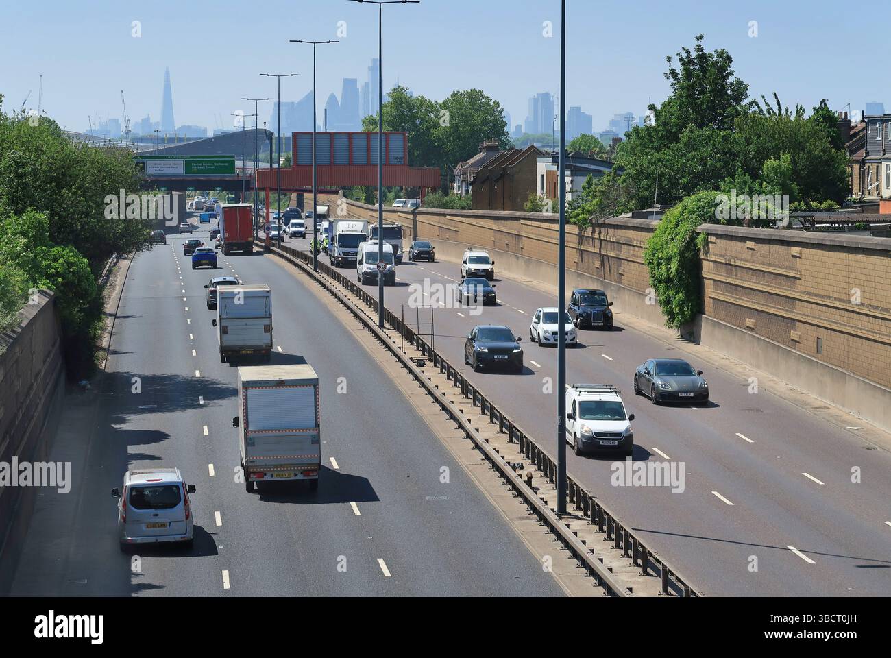 La trafficata strada a doppia carreggiata A12 a Leyton, Londra, Regno Unito. Vista a ovest verso lo skyline di Londra. Olympic velodrome Center a sinistra. Foto Stock