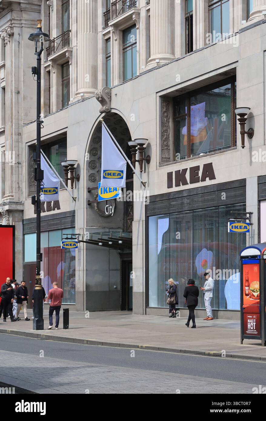 Ingresso al nuovo negozio IKEA in Oxford Street, Londra. Il primo negozio nel centro della città per l'azienda nel Regno Unito, è stato aperto nel maggio 2025 Foto Stock