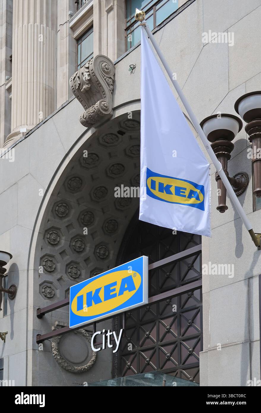 Ingresso al nuovo negozio IKEA in Oxford Street, Londra. Il primo negozio nel centro della città per l'azienda nel Regno Unito, è stato aperto nel maggio 2025 Foto Stock