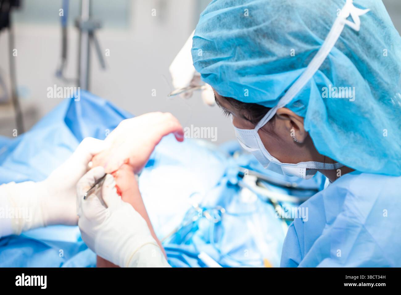 Medico donna che esegue un intervento chirurgico. Chirurgo ortopedico. Concetto di chirurgia e assicurazione. Foto Stock