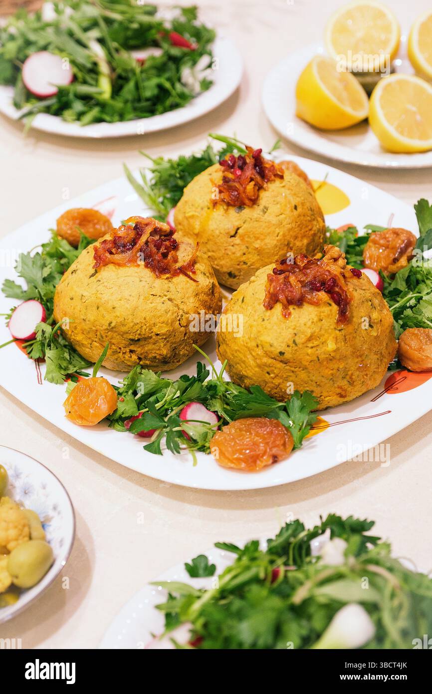 Kufta, Kofta o Kofte, è una cucina persiana gourmet e mediorientale. Un cibo appetitoso a base di carne, spezie e verdure. Foto Stock