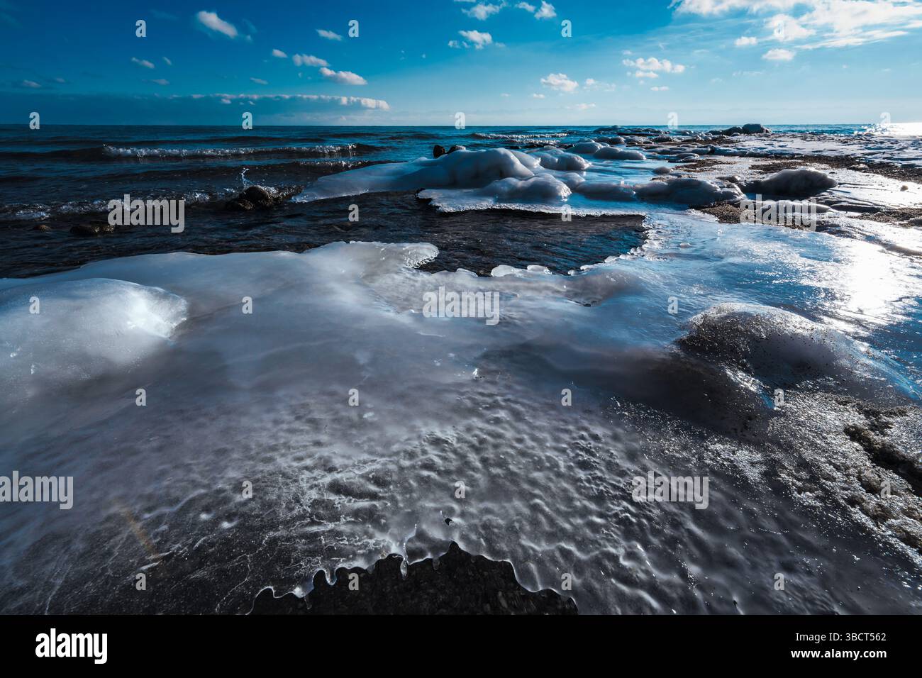 Acqua ghiacciata nel lago con freddo inverno Foto Stock