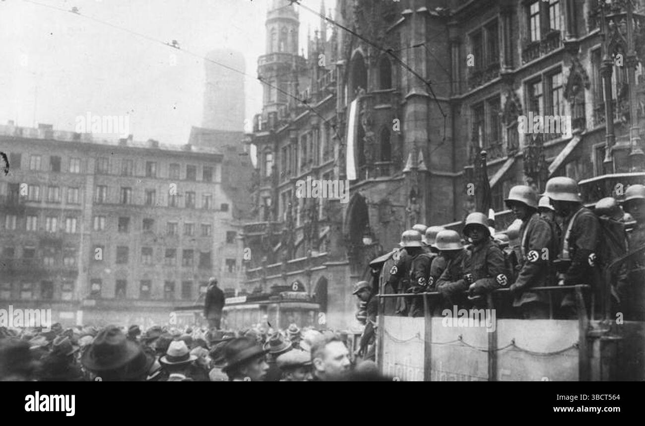 Truppe naziste e folle a Marienplatz a Monaco durante il Putsch della sala della birra. Il Putsch della Beer Hall, noto anche come Putsch di Monaco, fu un fallito colpo di stato del leader del partito nazista Adolf Hitler, Erich Ludendorff e altri leader del Kampfbund a Monaco, in Baviera, l'8 e il 9 novembre 1923, durante il periodo della Repubblica di Weimar. Circa duemila nazisti marciarono sulla Feldherrnhalle, nel centro della città, ma furono affrontati da un cordone di polizia, che causò la morte di 15 nazisti, quattro agenti di polizia e uno spettatore. Image y Bundesarchiv, Bild 119-1486 / CC-BY-SA 3,0 Foto Stock Truppe naziste e folle a Marienplatz a Monaco durante il Putsch della sala della birra. Il Putsch della Beer Hall, noto anche come Putsch di Monaco, fu un fallito colpo di stato del leader del partito nazista Adolf Hitler, Erich Ludendorff e altri leader del Kampfbund a Monaco, in Baviera, l'8 e il 9 novembre 1923, durante il periodo della Repubblica di Weimar. Circa duemila nazisti marciarono sulla Feldherrnhalle, nel centro della città, ma furono affrontati da un cordone di polizia, che causò la morte di 15 nazisti, quattro agenti di polizia e uno spettatore. Image y Bundesarchiv, Bild 119-1486 / CC-BY-SA 3,0 Foto Stock