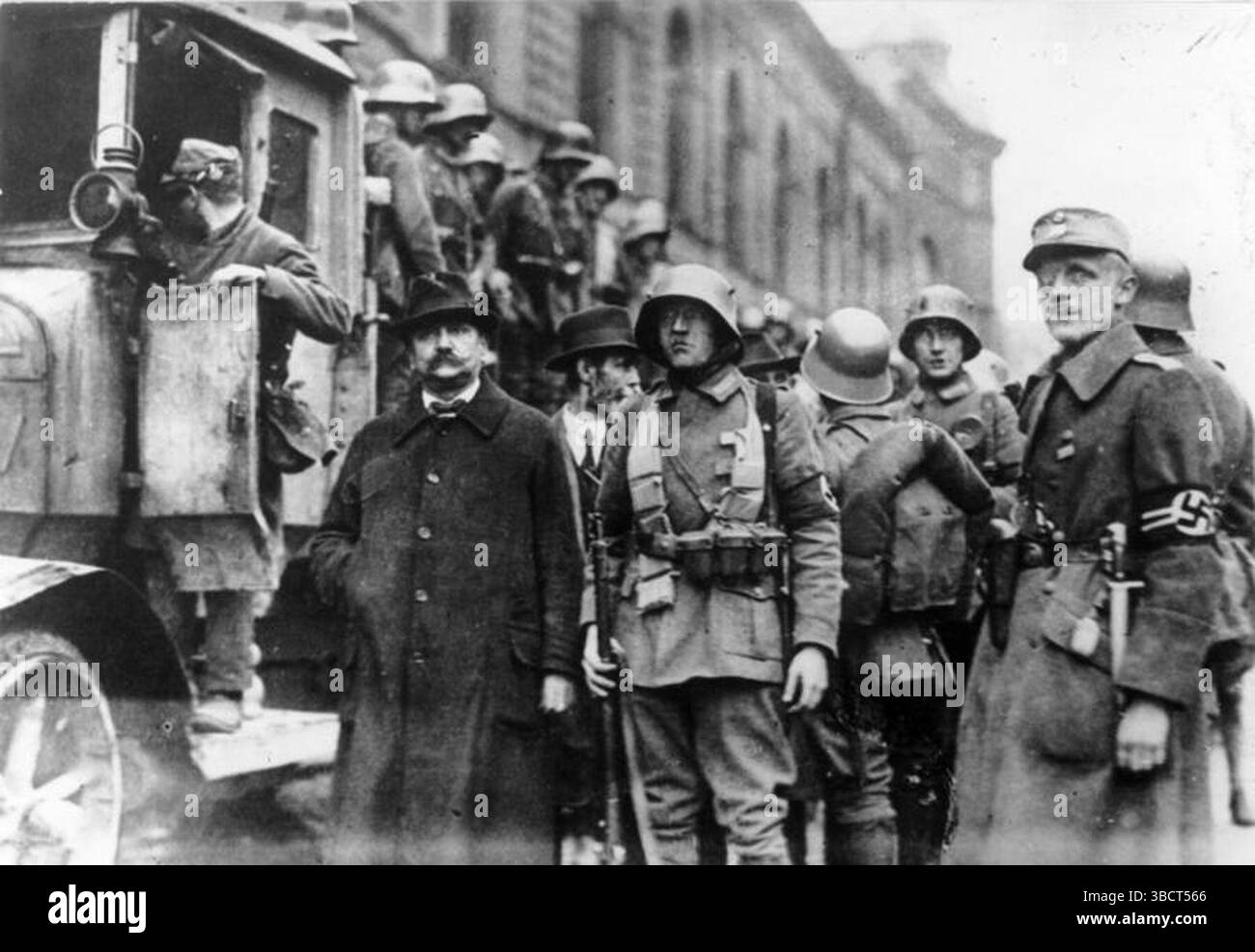 Truppe naziste a Marienplatz a Monaco durante il Putsch della sala della birra. Il Putsch della Beer Hall, noto anche come Putsch di Monaco, fu un fallito colpo di stato del leader del partito nazista Adolf Hitler, Erich Ludendorff e altri leader del Kampfbund a Monaco, in Baviera, l'8 e il 9 novembre 1923, durante il periodo della Repubblica di Weimar. Circa duemila nazisti marciarono sulla Feldherrnhalle, nel centro della città, ma furono affrontati da un cordone di polizia, che causò la morte di 15 nazisti, quattro agenti di polizia e uno spettatore. Immagine Bundesarchiv, Bild 146-2007-0003 / CC-BY-SA 3,0 Foto Stock Truppe naziste a Marienplatz a Monaco durante il Putsch della sala della birra. Il Putsch della Beer Hall, noto anche come Putsch di Monaco, fu un fallito colpo di stato del leader del partito nazista Adolf Hitler, Erich Ludendorff e altri leader del Kampfbund a Monaco, in Baviera, l'8 e il 9 novembre 1923, durante il periodo della Repubblica di Weimar. Circa duemila nazisti marciarono sulla Feldherrnhalle, nel centro della città, ma furono affrontati da un cordone di polizia, che causò la morte di 15 nazisti, quattro agenti di polizia e uno spettatore. Immagine Bundesarchiv, Bild 146-2007-0003 / CC-BY-SA 3,0 Foto Stock