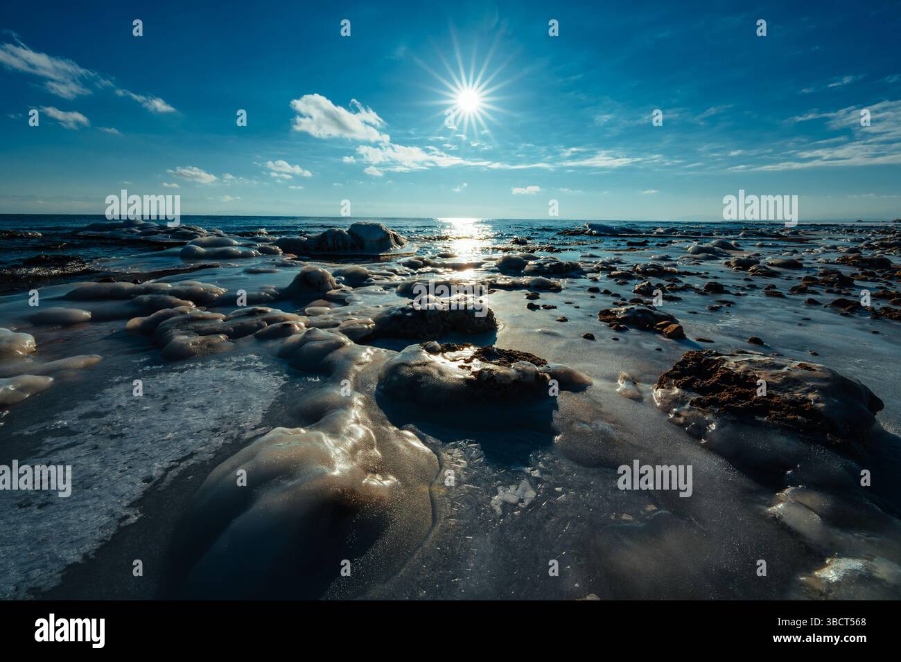 Acqua ghiacciata nel lago con freddo inverno Foto Stock