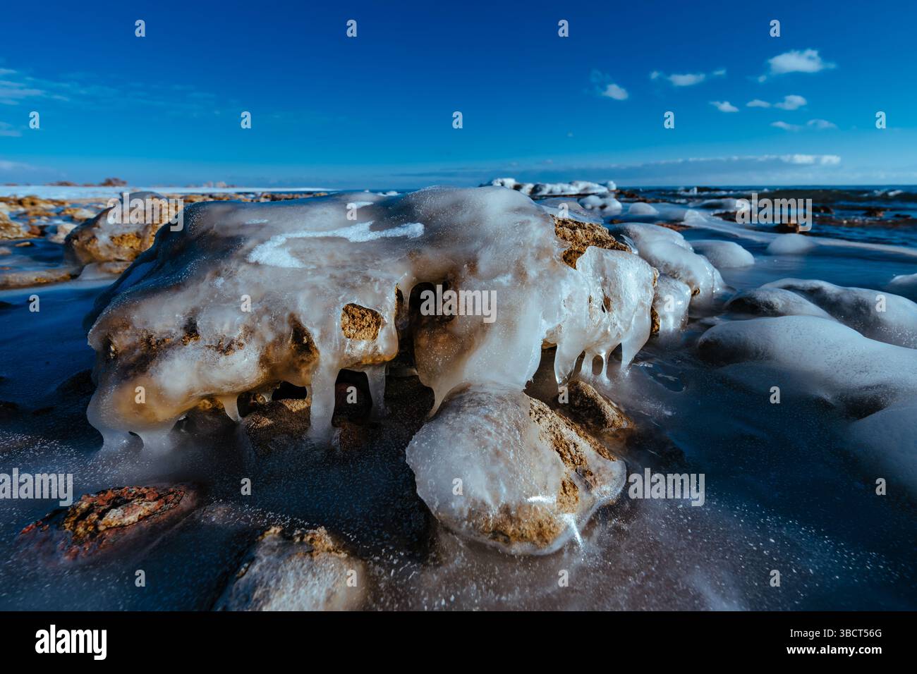 Acqua ghiacciata nel lago in inverno freddo Foto Stock