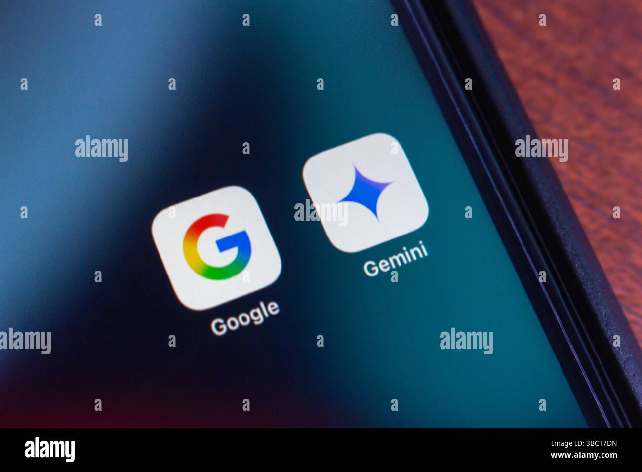 Primo piano della schermata iniziale di uno smartphone che mostra le icone delle app Google e Gemini ai, evidenziando l'intelligenza artificiale moderna e gli strumenti di ricerca. Foto Stock