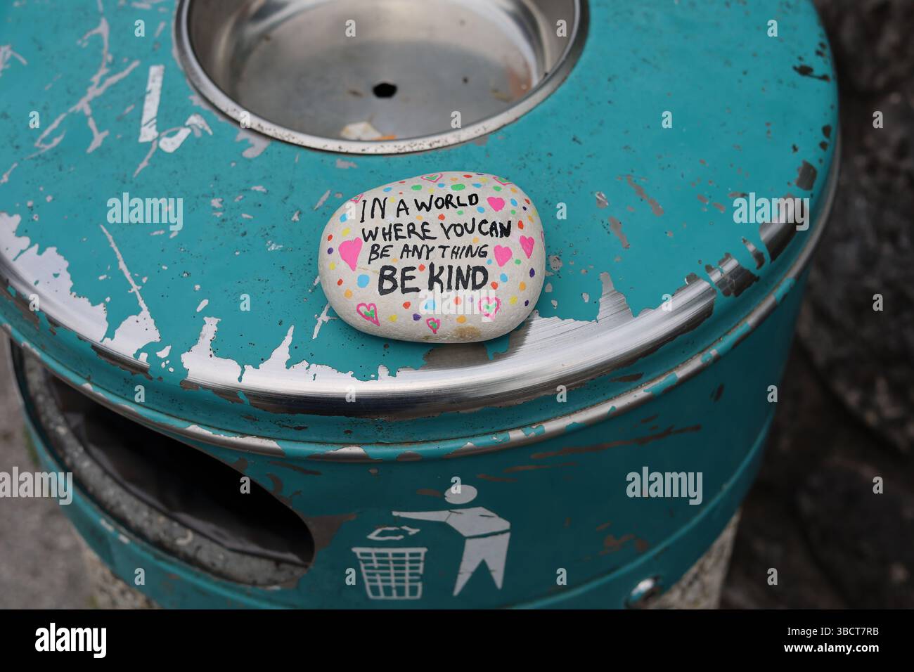 Vecchio cestino di riciclaggio in metallo con roccia Be Kind Kindness Foto Stock
