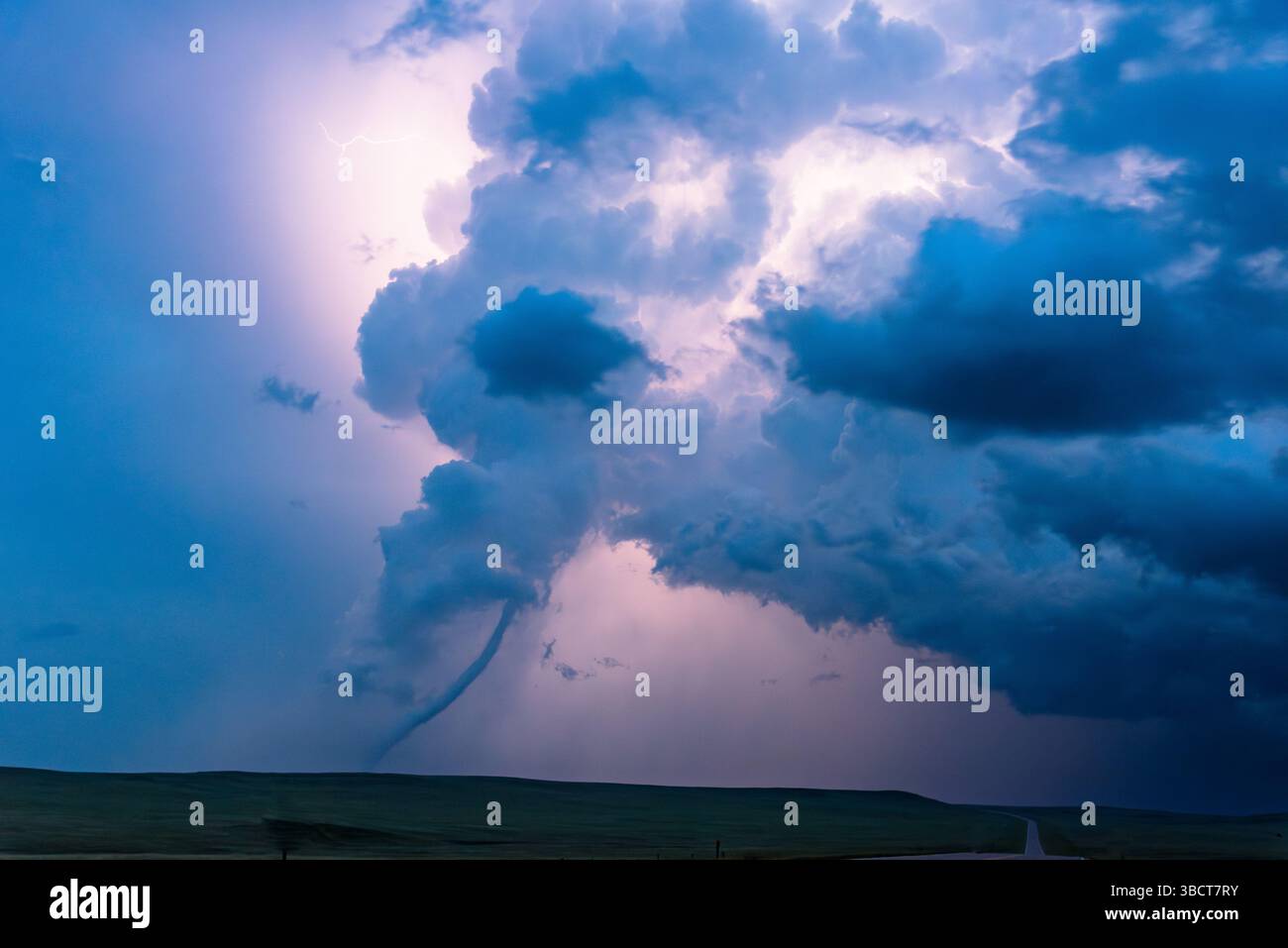 Riprese spettacolari di tempesta che catturano cieli bui, fulmini e pioggia intensa, mostrando potenza, movimento, e la bellezza del tempo estremo in natura Foto Stock
