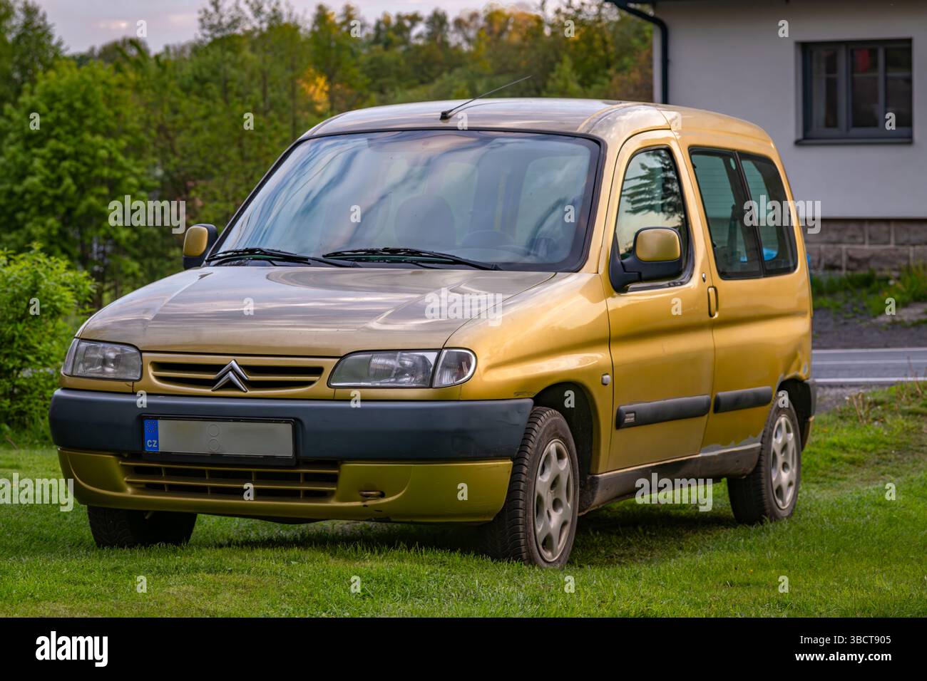 Parcheggio auto nelle fresche montagne in primavera nel villaggio di Roprachtice CZ 05 10 2025 Foto Stock