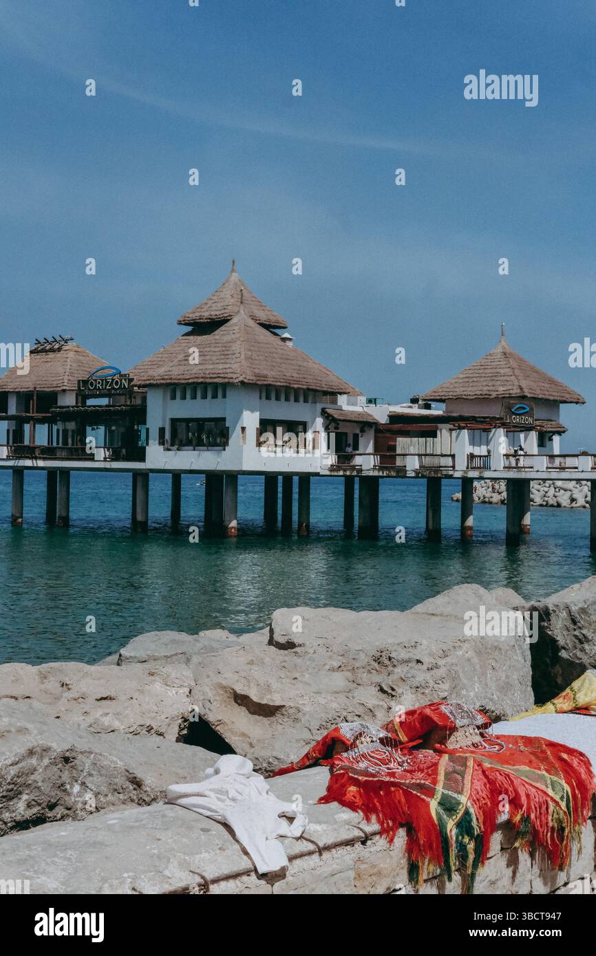 Un tranquillo rifugio sul mare dove la brezza marina incontra il fascino rustico delle acque turchesi. Foto Stock