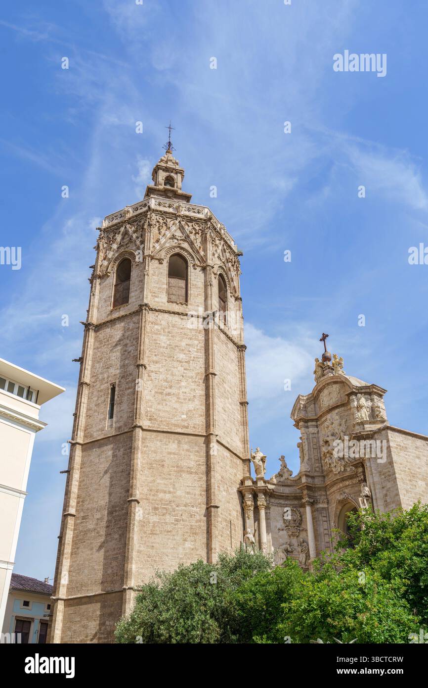 Il campanile Micalet della Cattedrale di Valencia si erge alto contro un cielo azzurro e mostra la sua complessa architettura storica. Questo iconico punto di riferimento ( Foto Stock