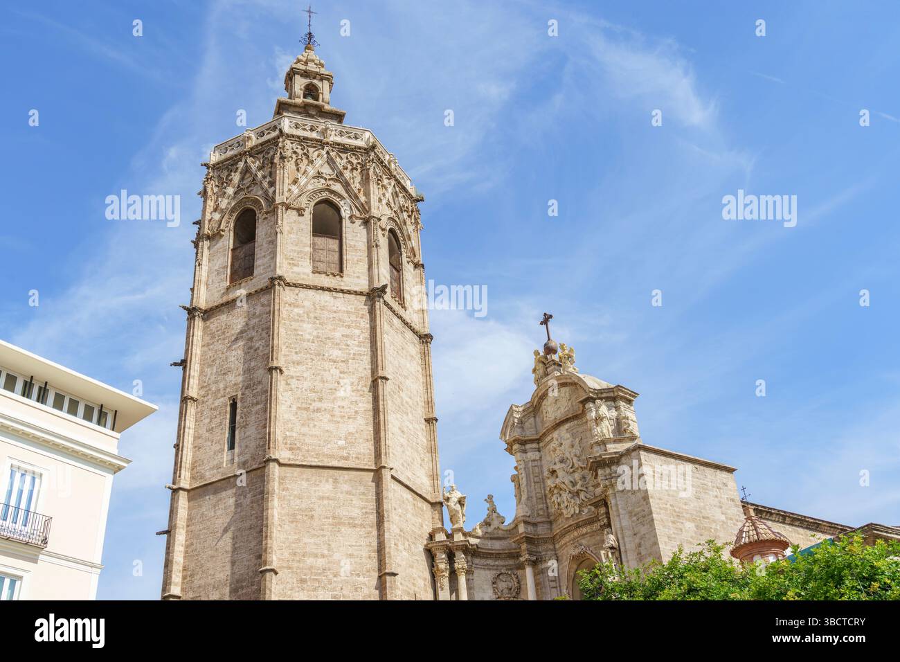 Il campanile Miguelete della Cattedrale di Valencia si erge alto contro un cielo blu, mostrando la sua complessa architettura storica. Questo iconico punto di riferimento (Mical Foto Stock