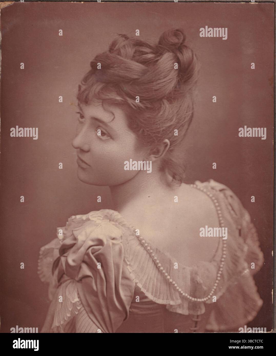 Marion Lea (Mrs Langdon Elwyn Mitchell) (1864-1944), attrice teatrale americana - di Herbert Rose Barraud, pubblicata da Eglington & Co, pubblicata il 1 maggio 1890 Foto Stock