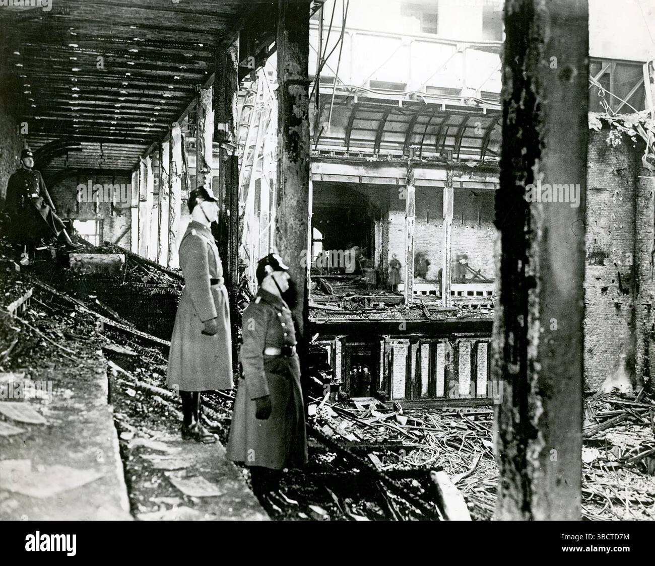 Dentro il Reichstag dopo l'incendio. L'incendio del Reichstag fu un incendio doloso all'edificio del Reichstag, sede del parlamento tedesco a Berlino, lunedì 27 febbraio 1933, esattamente quattro settimane dopo che Adolf Hitler prestò giuramento come Cancelliere di Germania. I nazisti attribuirono il fuoco a un gruppo di agitatori comunisti, lo usarono come pretesto per affermare che i comunisti stavano complottando contro il governo tedesco, e indussero il presidente Paul von Hindenburg a emettere il decreto del fuoco del Reichstag sospendendo le libertà civili, e a perseguire un "confronto spietato" con i comunisti Foto Stock