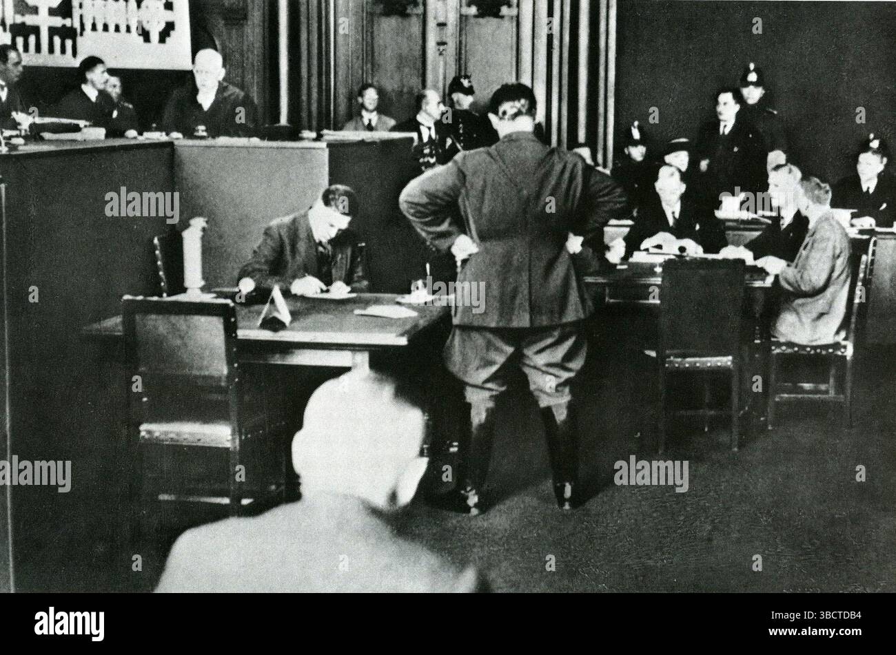 Georgi Dimitrov (in piedi in fondo a destra) che ha testimoniato nel processo del Reicstag Fire. L'incendio del Reichstag fu un incendio doloso all'edificio del Reichstag, sede del parlamento tedesco a Berlino, lunedì 27 febbraio 1933, esattamente quattro settimane dopo che Adolf Hitler prestò giuramento come Cancelliere di Germania. I nazisti attribuirono il fuoco a un gruppo di agitatori comunisti, lo usarono come pretesto per affermare che i comunisti stavano complottando contro il governo tedesco, e indussero il presidente Paul von Hindenburg a emettere il decreto del fuoco del Reichstag sospendendo le libertà civili, e a perseguire un "spietato confuso" Foto Stock