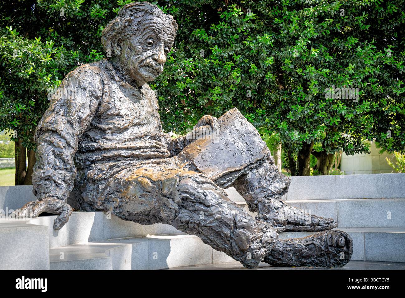 WASHINGTON DC - l'Albert Einstein Memorial si trova sui terreni della National Academy of Sciences al 2101 di Constitution Avenue. Creata dallo scultore Robert Berks e inaugurata nel 1979, la statua in bronzo raffigura Einstein seduto con equazioni matematiche dai suoi documenti scientifici scolpiti nella base di granito. Il memoriale alto 3 metri onora il fisico vincitore del premio Nobel le cui teorie hanno rivoluzionato la nostra comprensione dello spazio, del tempo e dell'energia. Foto Stock