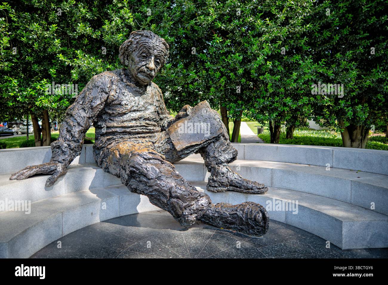 WASHINGTON DC - l'Albert Einstein Memorial si trova sui terreni della National Academy of Sciences al 2101 di Constitution Avenue. Creata dallo scultore Robert Berks e inaugurata nel 1979, la statua in bronzo raffigura Einstein seduto con equazioni matematiche dai suoi documenti scientifici scolpiti nella base di granito. Il memoriale alto 3 metri onora il fisico vincitore del premio Nobel le cui teorie hanno rivoluzionato la nostra comprensione dello spazio, del tempo e dell'energia. Foto Stock
