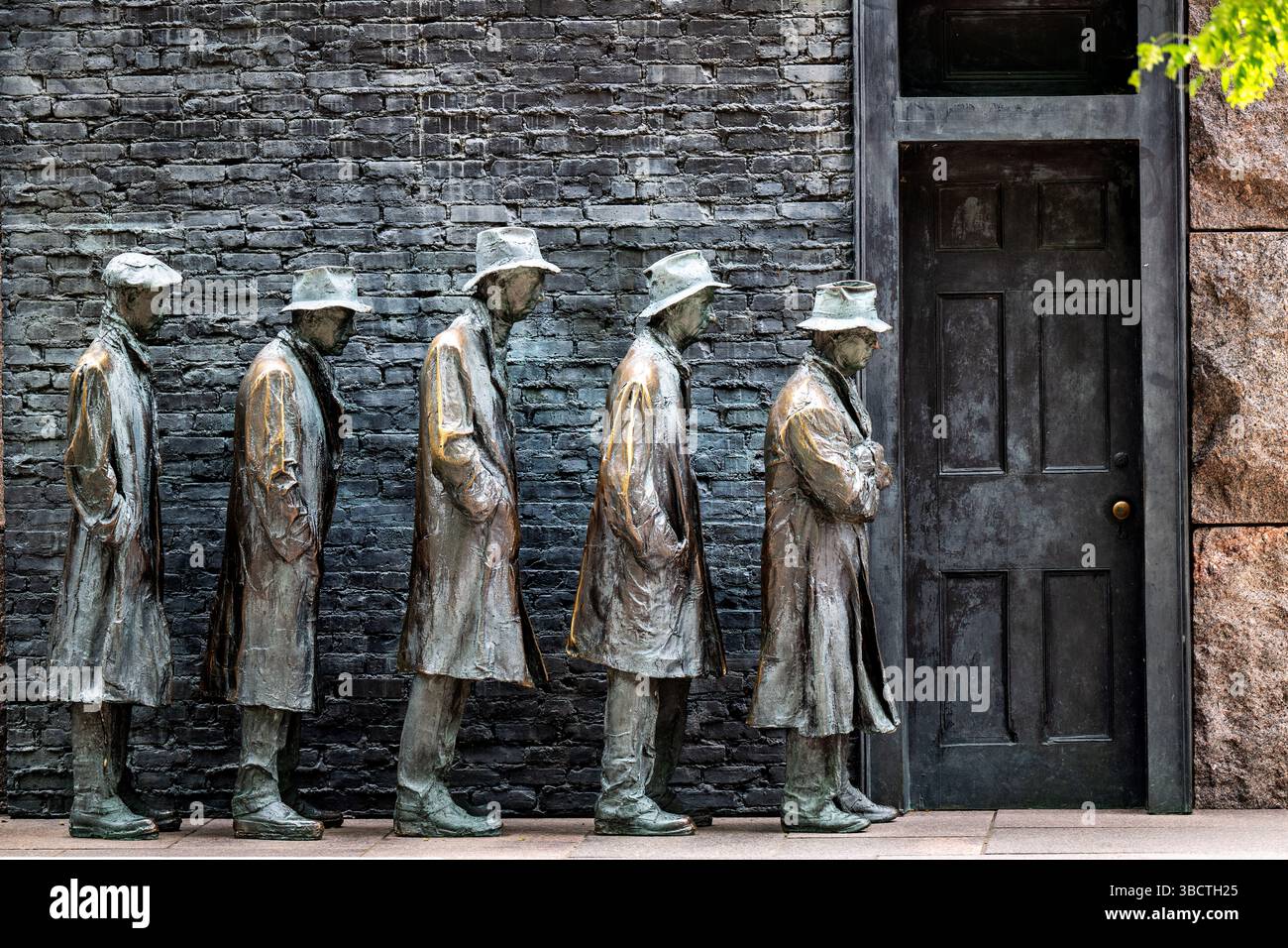 WASHINGTON DC - la scultura "Bread Line" raffigura una fila di uomini in fila durante la grande depressione al Franklin Delano Roosevelt Memorial di Washington DC. Creata dallo scultore George Segal, questa installazione in bronzo rappresenta le difficoltà economiche e la disoccupazione che hanno caratterizzato i primi anni della presidenza di Roosevelt. Le cifre a grandezza naturale, con le loro espressioni declassate e le posture scottate, illustrano con forza la disperazione degli americani in attesa di assistenza alimentare durante la crisi economica degli anni '1930. La scultura fa parte della sala dell'era della depressione del memoriale, che commemora Foto Stock