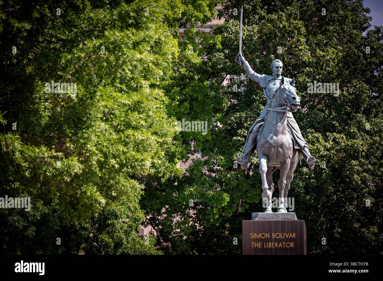 WASHINGTON DC - la statua di Simon Bolivar si trova in Virginia Avenue NW vicino al National Mall. Creata dallo scultore Felix de Weldon e dedicata nel 1959, questa statua equestre in bronzo onora Simon Bolivar, il leader militare e politico venezuelano che ha svolto un ruolo chiave nella lotta di successo dell'America Latina per l'indipendenza dall'Impero spagnolo. La statua era un dono del governo venezuelano agli Stati Uniti, simboleggiando l'unità e l'amicizia Pan-americana. Foto Stock