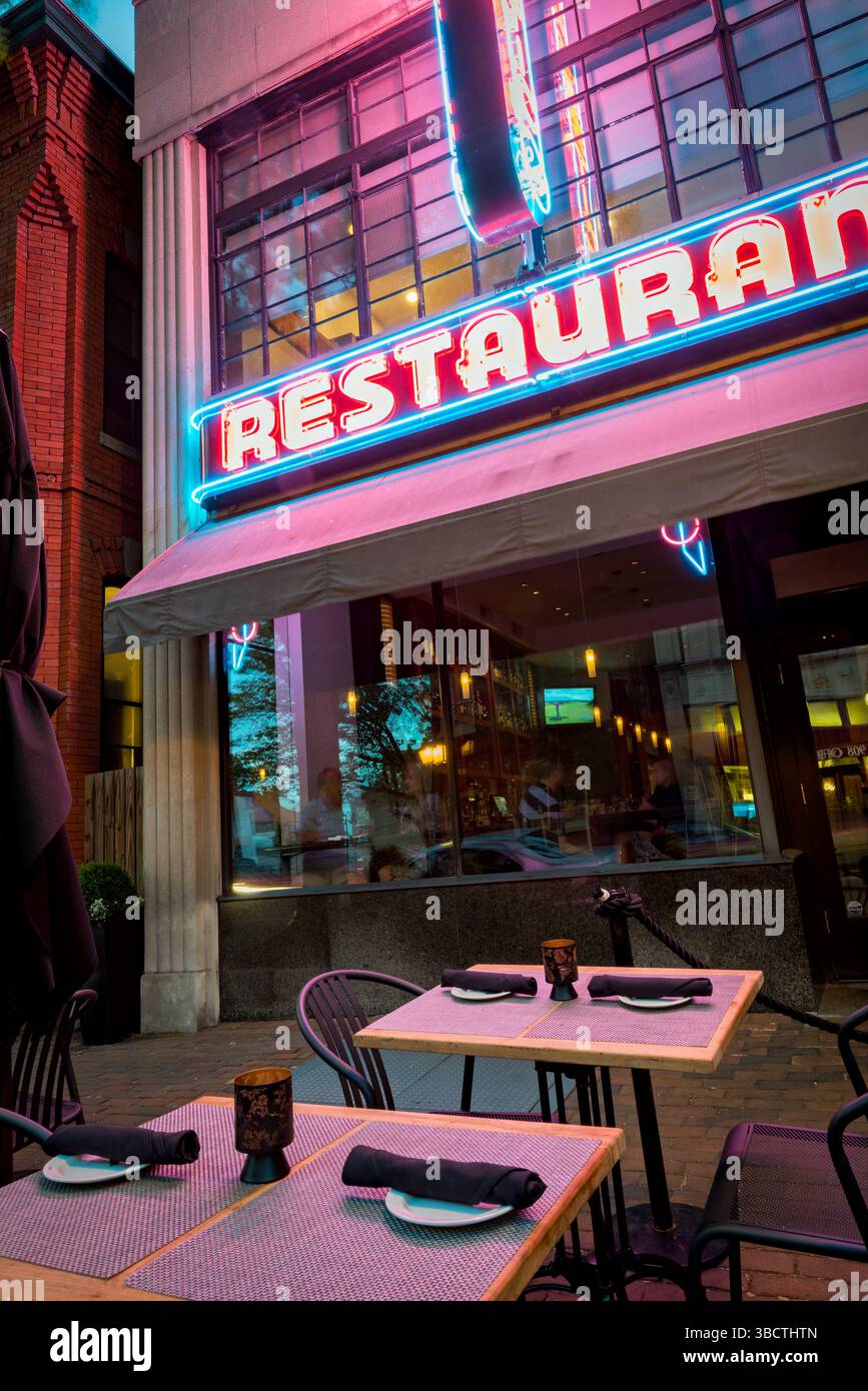 Il Majestic Restaurant Neon Sign Alexandria Virginia // ALEXANDRIA, Virginia, Stati Uniti - l'iconico segno neon del ristorante Majestic illumina King Street nella città vecchia di Alexandria, segnando la storica struttura che ha operato dal 1932. La grande segnaletica esterna serve come punto di riferimento per il ristorante ospitato in un edificio storico nel quartiere coloniale di Alessandria. Gestito da Alexandria Restaurant Partners, l'importante insegna al neon del Majestic riflette il suo status di istituzione del quartiere e di destinazione per i visitatori. La segnaletica in stile vintage onora il ristorante Foto Stock